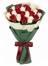 Букет Микс из красных и белых роз в Большой Ирбе