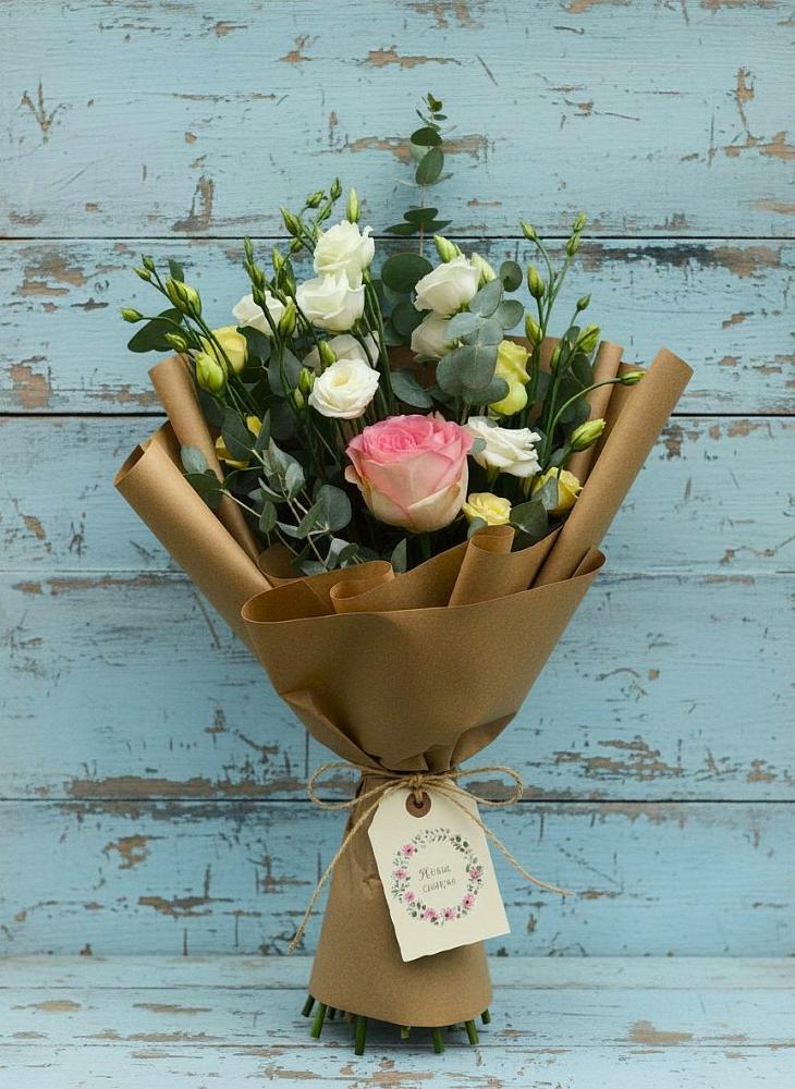 Букет цветов из: Розы и Лизиантусы в Большой Ирбе