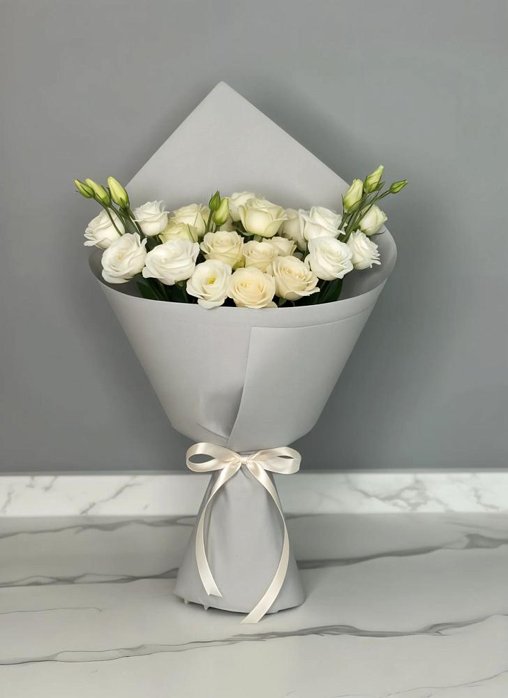 Букет цветов из: Розы и Лизиантусы в Большой Ирбе