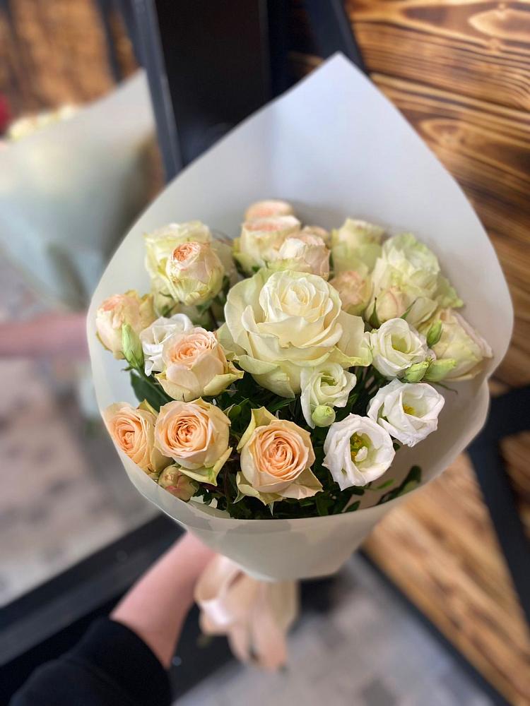 Букет цветов из: Розы и Лизиантусы в Большой Ирбе