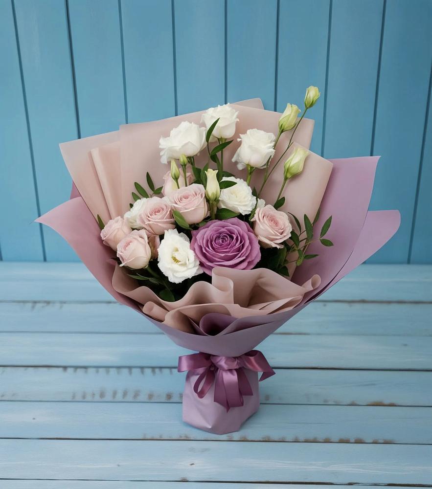 Букет цветов из: Розы и Лизиантусы в Большой Ирбе